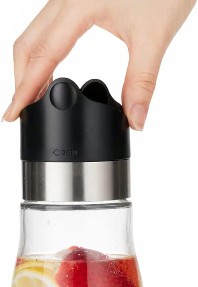 J&M DESIGN 28 OZ Glass Pitcher With Lid Water Carafe Easy Twist Stainless Steel & Plastic Lid Removeable Strainer For Juice Beverage drinks Iced Coffee Milk Container Bottle Jar Mimosa Bar Supplies