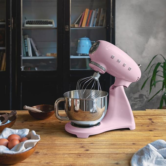 SMEG SMF03 Stand Mixer – 5 Qt Tilt-Head Mixer with Stainless Steel Bowl, 10 Speeds, Retro 50s Vintage Style – Pink