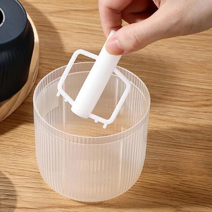 Electric Garlic Chopper,Mini Portable Veggie Choppers, 250ml Portable Electric Mini Food Chopper with 4 Sharp Blade, Cordless Food Processor for Ginger (White)